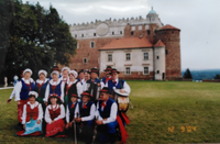 Pamiątkowe zdjęcie kapeli "Kujawioki" na tle zamku w Golubiu - Dobrzyniu.