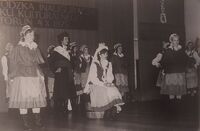"Wesele kujawskie", wystawia Zespół Folklorystyczny Technikum Rolniczego w Starym Brześciu, 1975